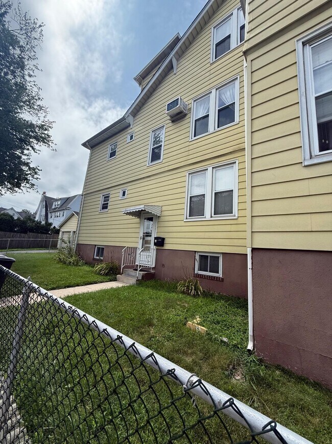 Foto del edificio - 170 Laurel Ave