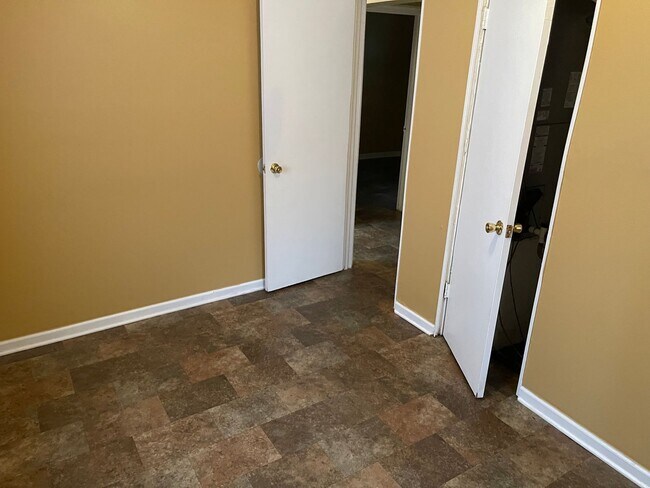 Building Photo - 3 Bed/1 Bath. Fully fenced in backyard.