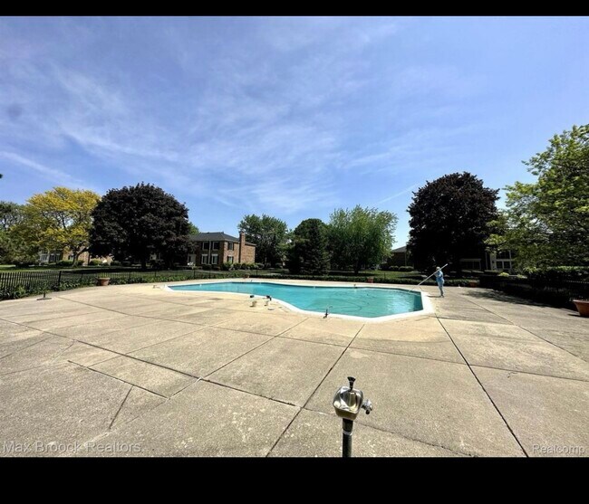 Foto del edificio - 468 Fox Hills Dr S