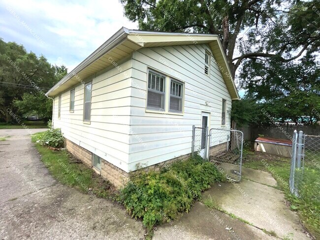 Building Photo - 944 Clinton St