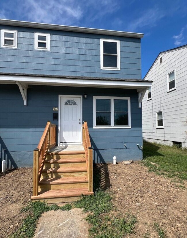 Foto del edificio - Modern 2-Bed, 1-Bath Duplex with Garage & Basement Storage