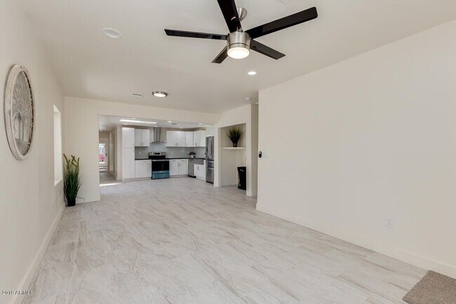 Building Photo - Beautifully Remodeled 3 Bedroom / 2 Bath H...