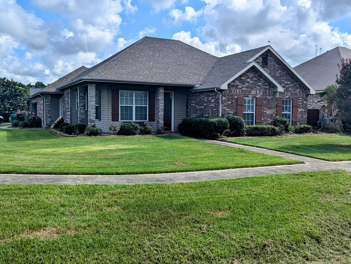 Primary Photo - Gorgeous 3Br/2ba Home with an Open Floor Plan