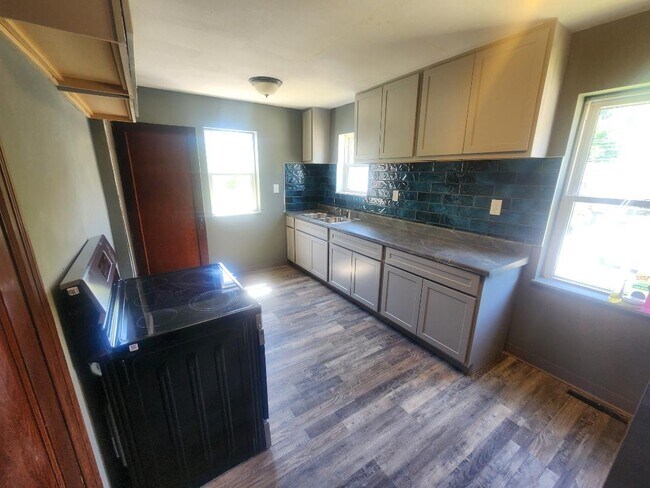 Foto del edificio - 3412 Pine Grove Ave