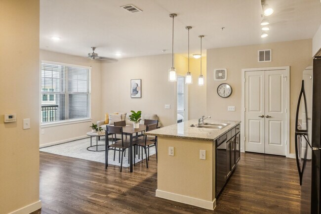 Foto del edificio - 13555 Cullen Blvd