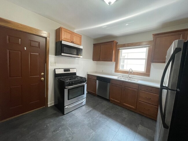 Building Photo - Charming 3-Bedroom in the Heart of Riverwest