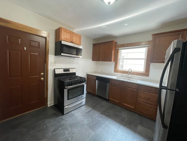Foto del edificio - Charming 3-Bedroom in the Heart of Riverwest