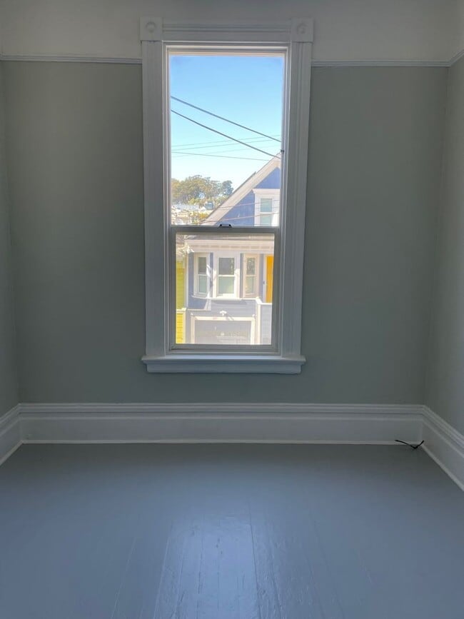 Building Photo - 2 BR/1 BA Single Family Home, Spacious Kit...