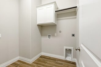 Building Photo - 6927 Pondhawk Dr