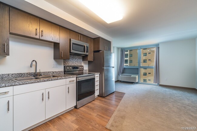 Building Photo - Modern 1BR Condo in Prime Ward Village - T...