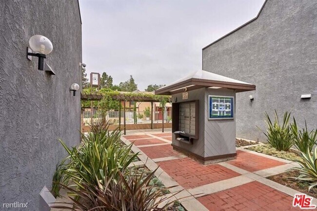 Building Photo - 2 br, 2.5 bath House - 421 S Van Ness Ave ...