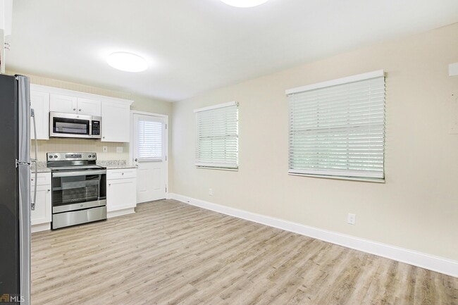 Building Photo - 645 Plainville Dr SW