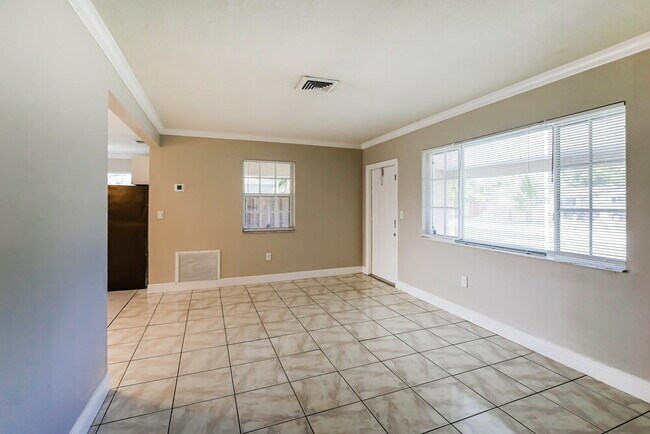 Building Photo - 2300 Desoto Dr