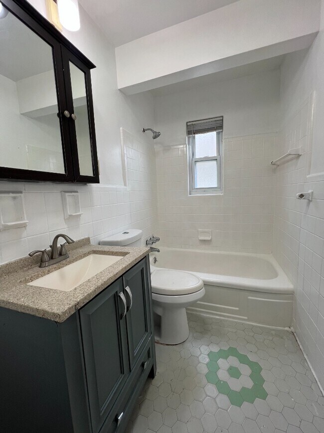 Building Photo - Bright, Updated 4-Bed Home in Cincinnati – Central HVAC, 1,308 Sq Ft, Utilities Included: Water