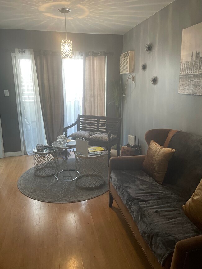 Sitting area - 960 Larrabee St