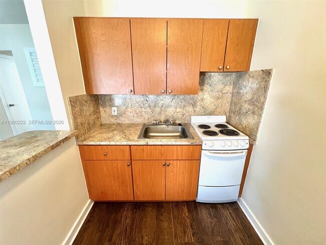 Foto del edificio - 692 NE 85th St