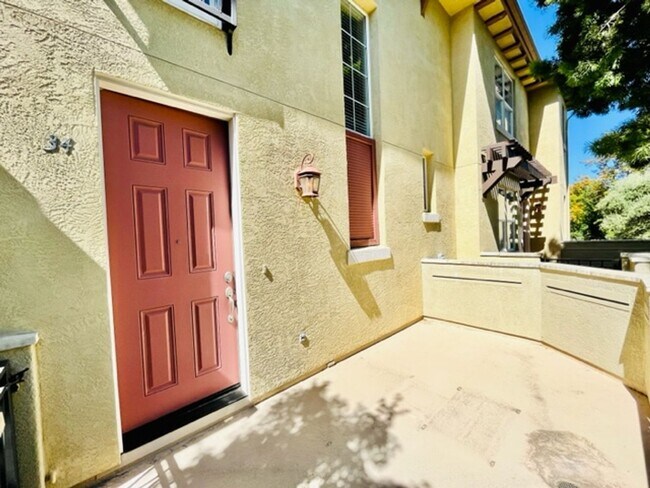 Building Photo - Gorgeous 3BD/2.5BA Tri-Level Townhouse- Ga...