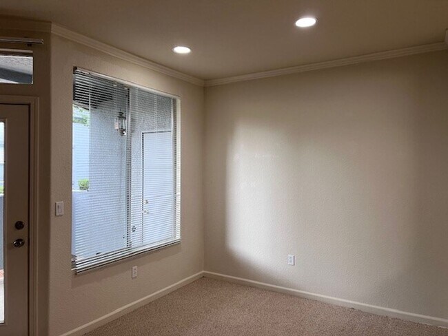 Foto del edificio - Gated condo with 1 car garage and community pool.