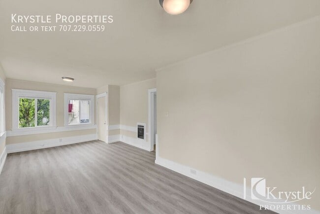 Building Photo - Well-updated, cozy apartment on upper-leve...