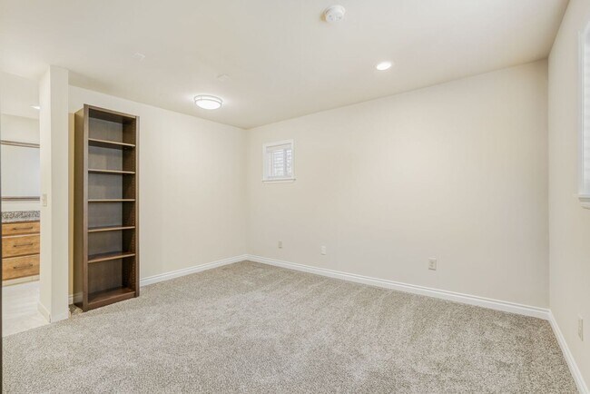 Foto del edificio - Freshly Updated Shoreline Home with New Carpet, Hardwood Floors & Private Yard