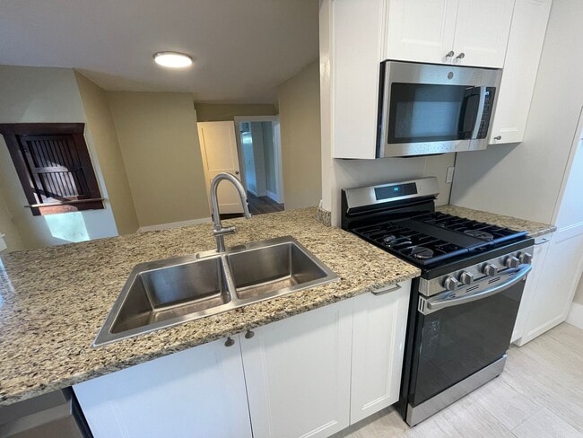 Building Photo - 2 bd, 1 ba house just east of downtown, co...