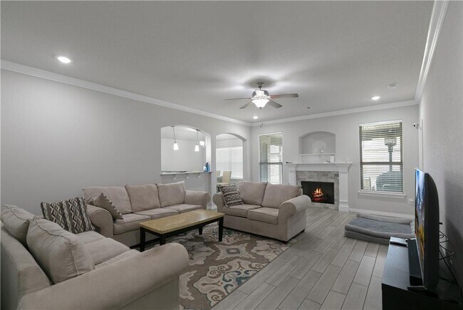 Foto del edificio - 1041 Lakeview Dr