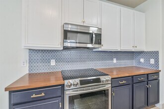Building Photo - 10909 Redbird