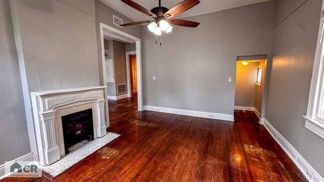 Building Photo - SPACIOUS 5Bed/3Bath right off Broadway!
