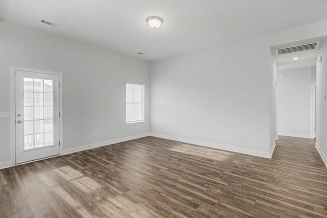 Building Photo - 20 Fuller Wy NE