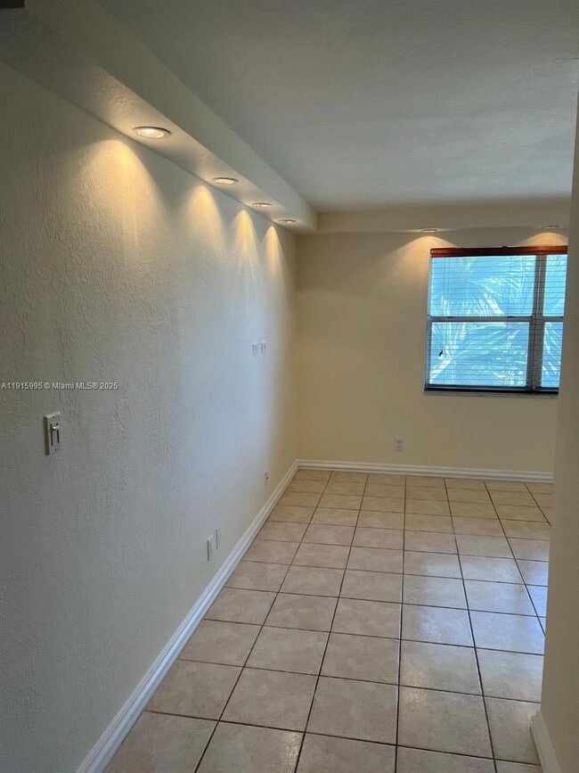 Foto del edificio - 1300 Moffett St