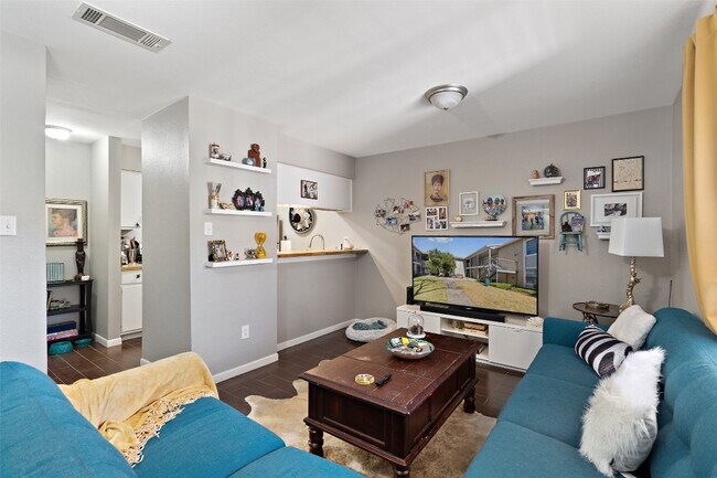 Building Photo - 2450 Ashdale Dr