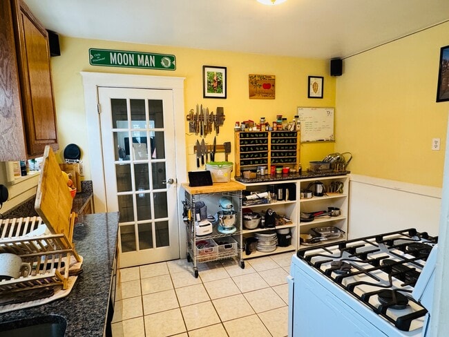 Building Photo - 106 Bennett St