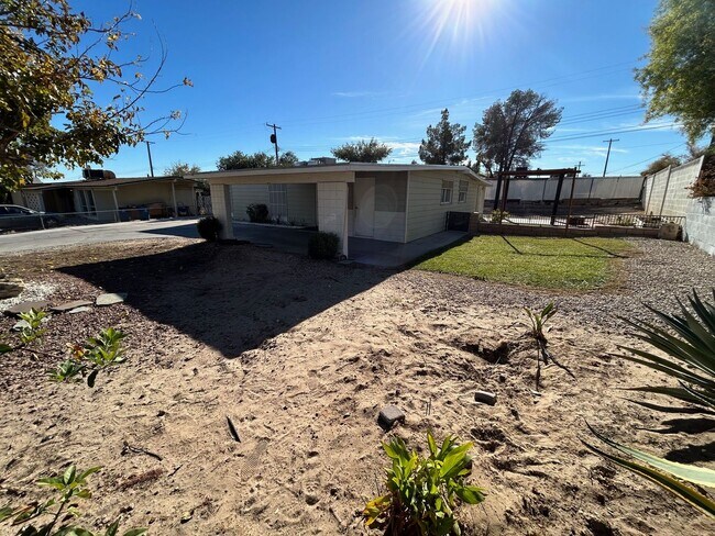 Building Photo - ***AMAZING SPECIAL!!  $650.00 *OFF FIRST MONTHS RENT IF MOVED IN WITHIN 2 WEEKS!!*** SPACIOUS 4-B...