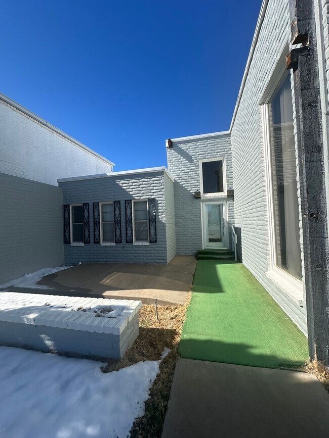 Building Photo - 2 Bed Brick House! Golf Course View!
