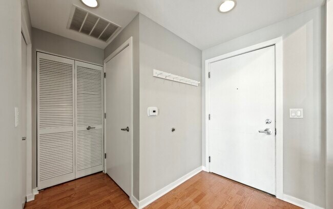Entry Foyer - 909 W Washington Blvd