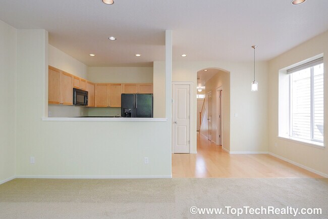 Building Photo - Fabulous 3 BD* 2.5 BA In Popular Arbor Reserve Townhome Community! **Minutes From Tanasbourne Sho...