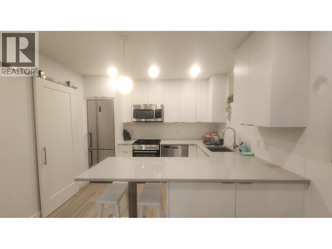 Photo du bâtiment - 163 W 20th Ave