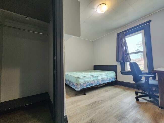 Chambre : lit queen/double, bureau, étagères, tiroirs, grand placard - 329 Randolph Av