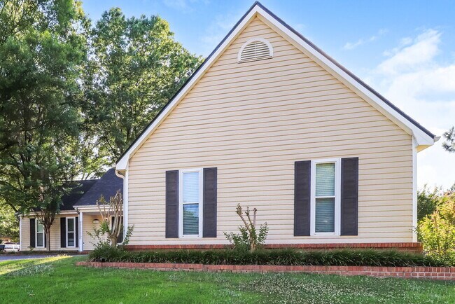 Building Photo - 2821 Lanthorn Dr