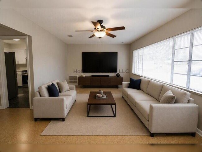 Building Photo - South Tampa (Beach Park) charm with prime Westshore location!