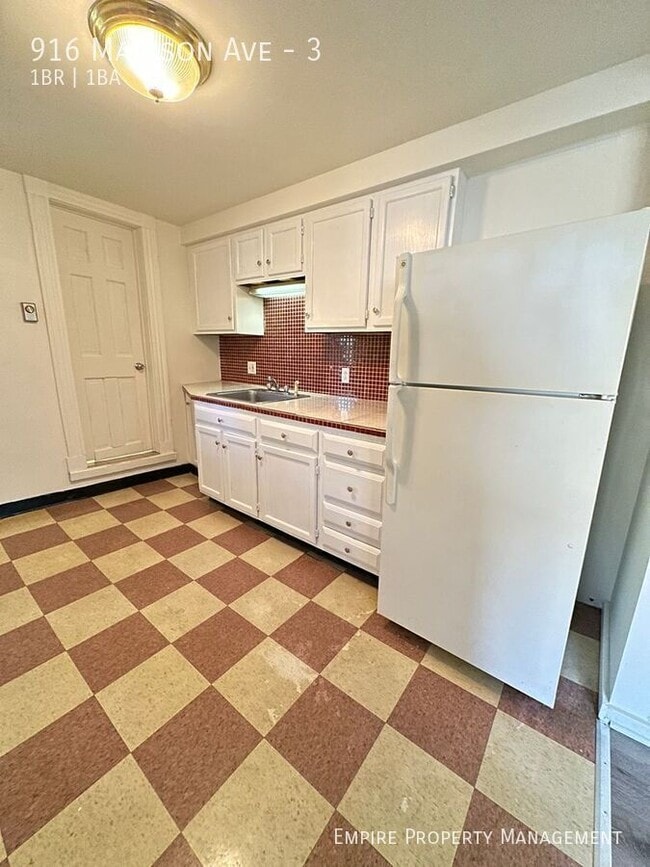 Building Photo - Available Now! 3rd Fl- 1 bed/1 bath in Scr...