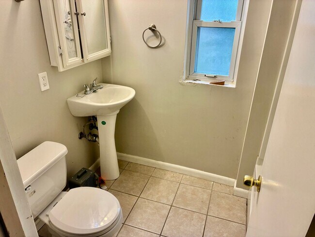 Building Photo - Charming 3/2 Home in Castle Shannon - Gara...