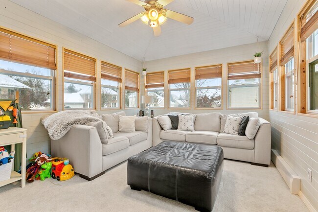 Foto del edificio - 8633 Carriage Hill Ct