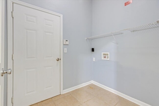 Building Photo - Modern 3 Bed, 2.5 Bath Townhouse in Windso...