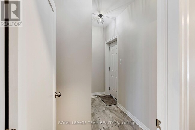 Building Photo - 258 Gossamer St