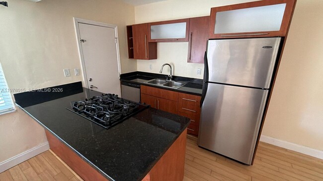 Building Photo - 10101 W Bay Harbor Dr