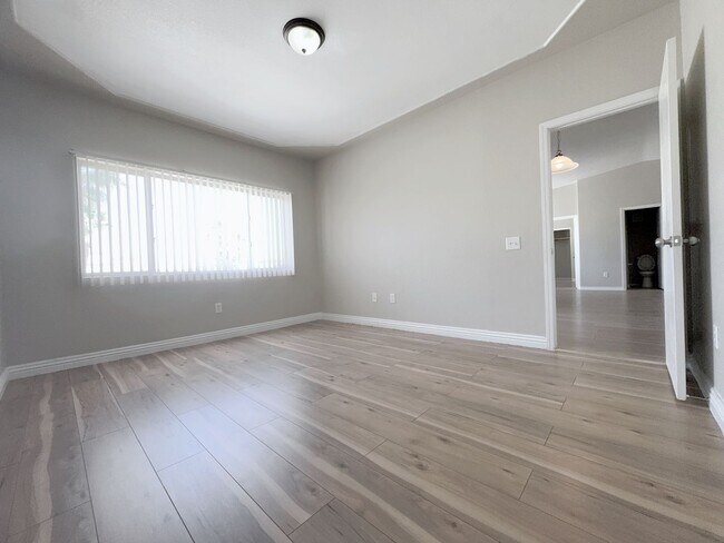 Building Photo - 3 Bedroom 2.5 Bath Condo  Flamingo/Durango