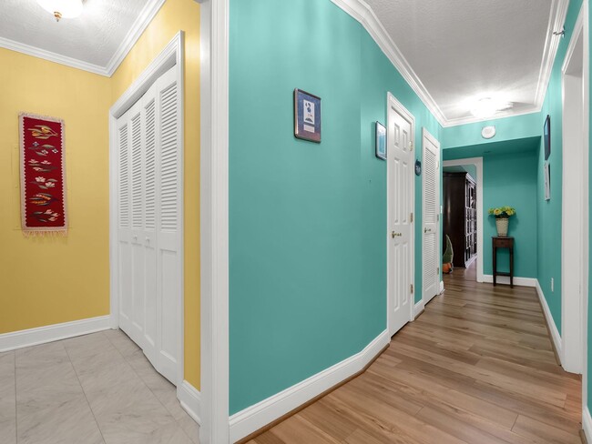 Foto del edificio - Have It All in Crystal City: Spacious, Stylish & Steps From Everything!