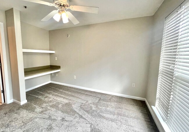 Building Photo - 2 Bedroom unit at the Woodlands! Near UT