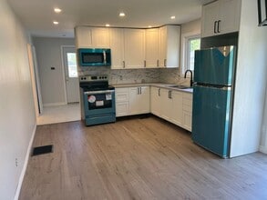 Building Photo - 371 Mill St